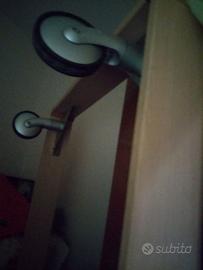 Base di legno di letto singolo con rotelle