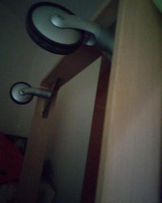 Base di legno di letto singolo con rotelle