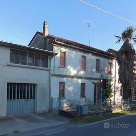 Casa con giardino e garage a Polesine