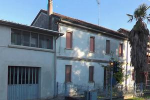 Casa con giardino e garage a Polesine