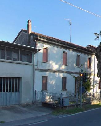 Casa con giardino e garage a Polesine