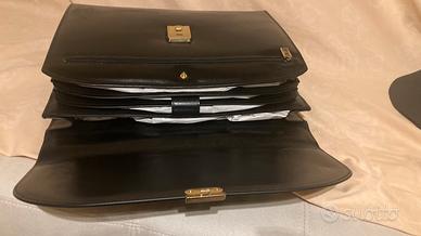 In vera pelle di colore nero