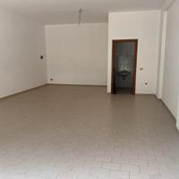 Negozio vetrina e porta nuova