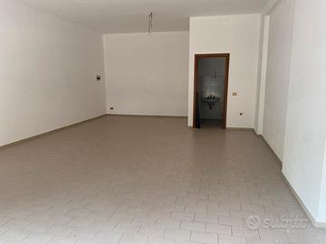 Negozio vetrina e porta nuova