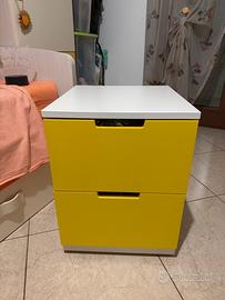 comodino con cassetti a chiusura accompagnata