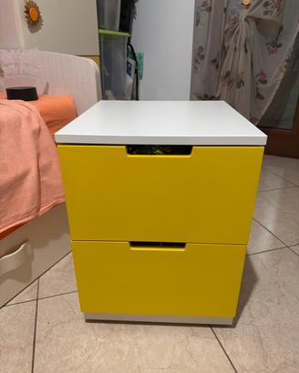 comodino con cassetti a chiusura accompagnata