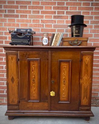 CREDENZA IN NOCE INATRSIATO META' 700 VENETO-FRIUL