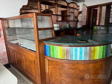 bancone bar e sedili