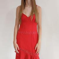 Abito rosso in lunghezza asimmetrica