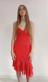 Abito rosso in lunghezza asimmetrica