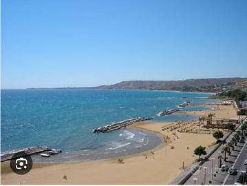 4+2pl in centro a pochi passi dal mare