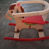 Cavallo a dondolo in legno