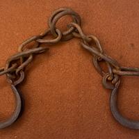 Antiche massicce manette primitive funzionanti