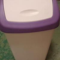 Piccola pattumiera plastica per vani di servizio.