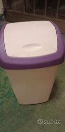 Piccola pattumiera plastica per vani di servizio.