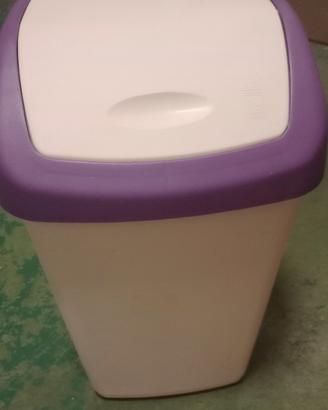 Piccola pattumiera plastica per vani di servizio.