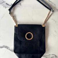 Borsa nera a spalla/tracolla con anello dorato