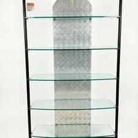 Scaffale con struttura in metallo nero e ripiani