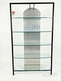 Scaffale con struttura in metallo nero e ripiani