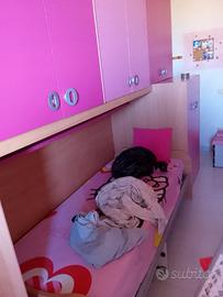 cameretta con letto a castello e scrivania 