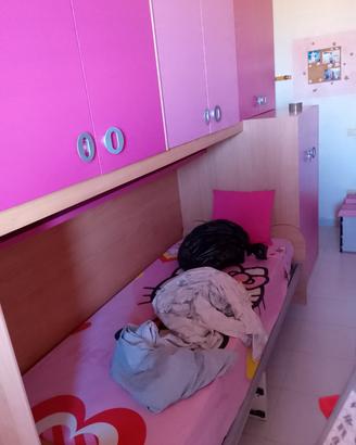 cameretta con letto a castello e scrivania 