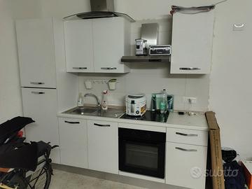 cucina completa di elettrodomestici