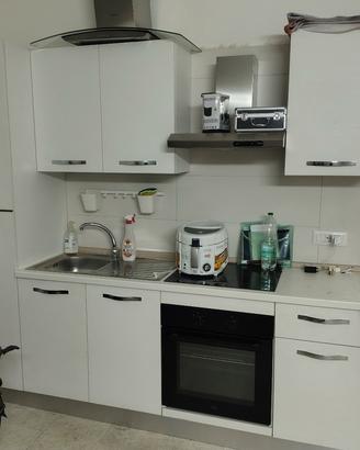cucina completa di elettrodomestici