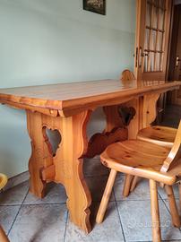 Tavolo in legno con 4 sedie. 