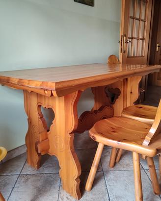 Tavolo in legno con 4 sedie. 