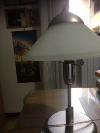 Una lampada da tavolo
