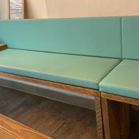 panche in legno rivestite con cuscini in eco pelle