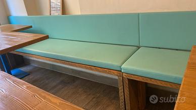 panche in legno rivestite con cuscini in eco pelle