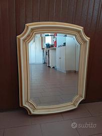 specchio con cornice in legno