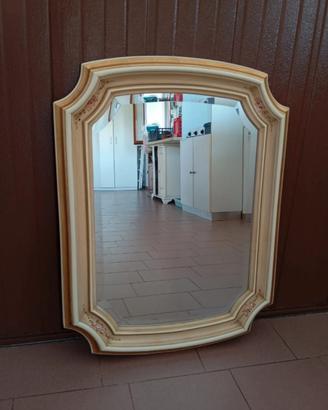 specchio con cornice in legno