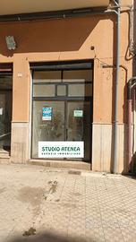 Via Manzoni Magazzino Commerciale 28Mq Con Bagno