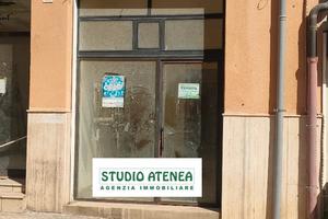 Via Manzoni Magazzino Commerciale 28Mq Con Bagno