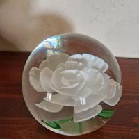 Fermacarte in vetro a forma di boccia con rosa bia