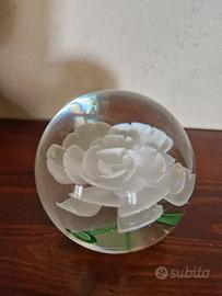 Fermacarte in vetro a forma di boccia con rosa bia