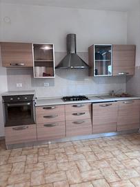 Cucina 3 m con forno, fornello, lavastoviglie.