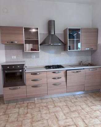 Cucina 3 m con forno, fornello, lavastoviglie.
