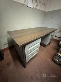 Scrivania da ufficio con doppia cassettiera – 150