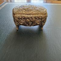 antico cofanetto portagioie in metallo cesellato 