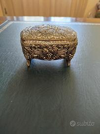 antico cofanetto portagioie in metallo cesellato 