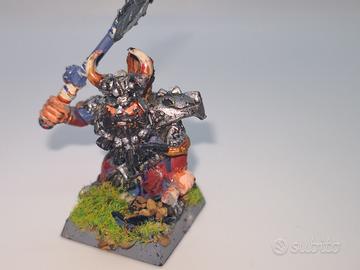Warhammer - nano in metallo con ascia bipenne
