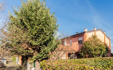 VILLA A SCHIERA A CORREGGIO