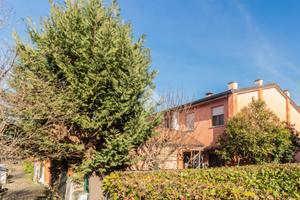 VILLA A SCHIERA A CORREGGIO