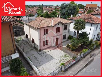 Casa Singola Terratetto con giardino e capannoni a