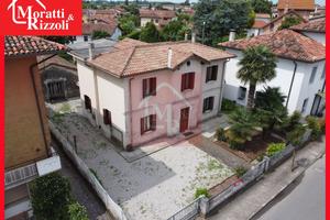 Casa Singola Terratetto con giardino e capannoni a