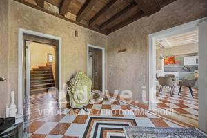 Casa indipendente di 320 m² con più di 5 locali e 