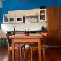 Cucina con Tavolo e sedie in legno 